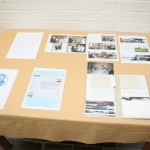 Sivupöydältä löytyi tietoa ja kuvia sukuseuran toiminnasta