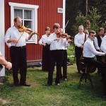 Jylhän Kyläpelimannit toivottivat vierailijat tervetulleiksi heinäkuussa 1995.