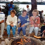 Kannonkoski Piispala 1991. Makkarangrillaajia ensimmäisillä sukujuhlilla.